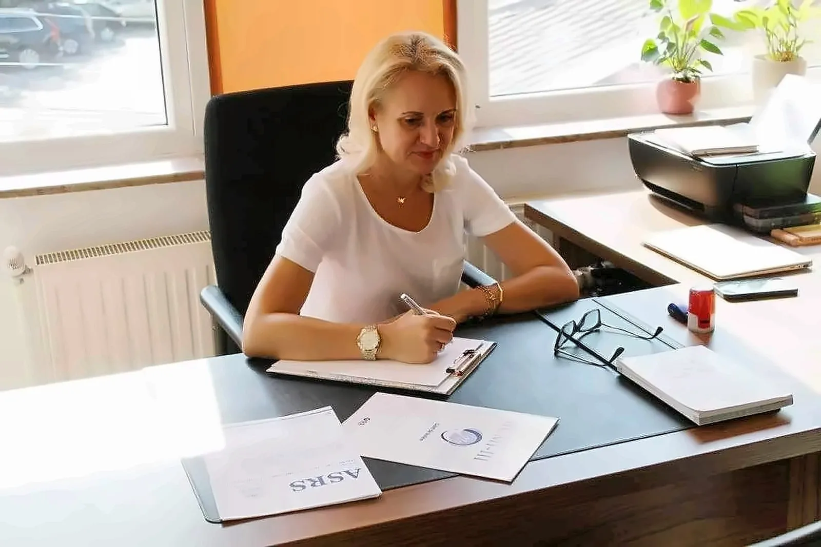 Psiholog Monica Nazîru lucrând la biroul din cabinetul din Constanța