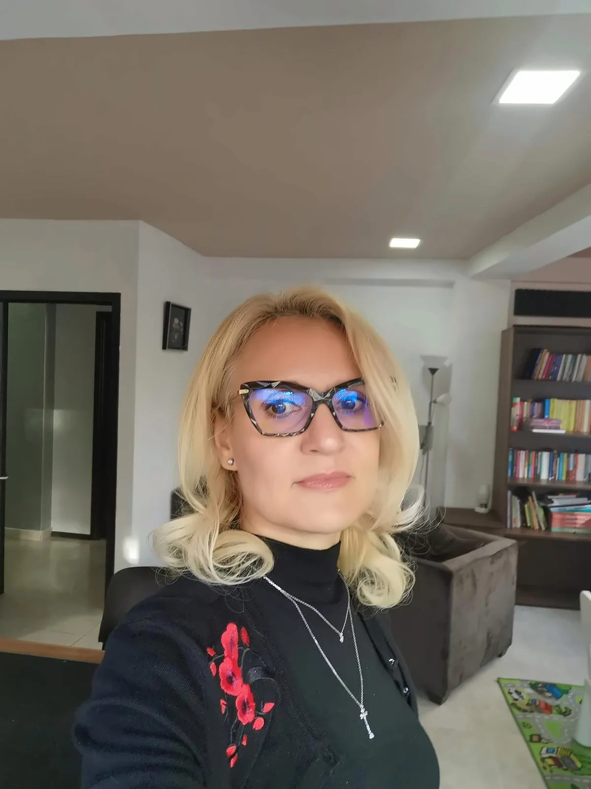 Psiholog Monica Nazîru în cabinetul din Constanța